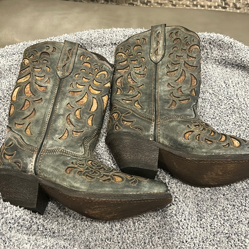 Women Leather cowboy boots size 5